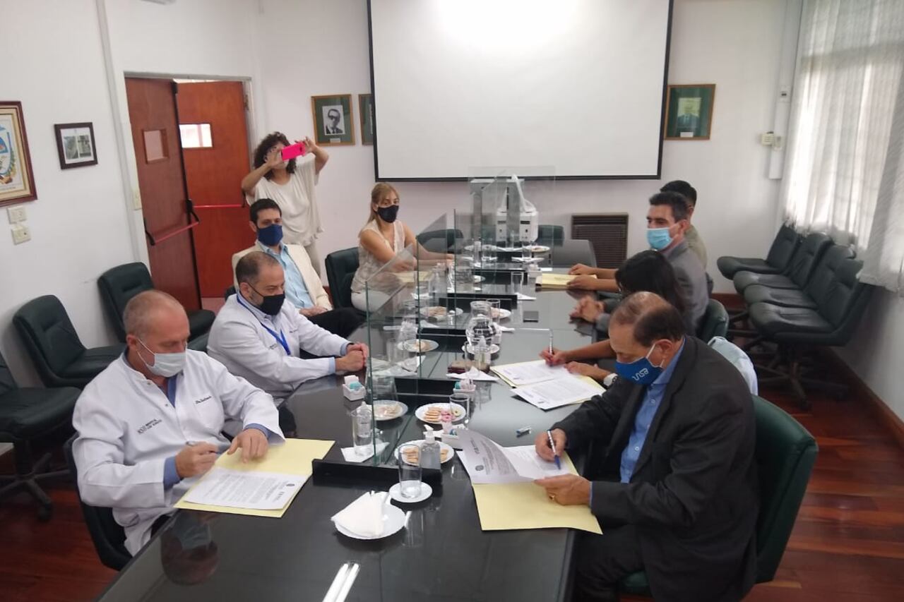 La firma del acuerdo entre el San Bernardo y la UNSa.