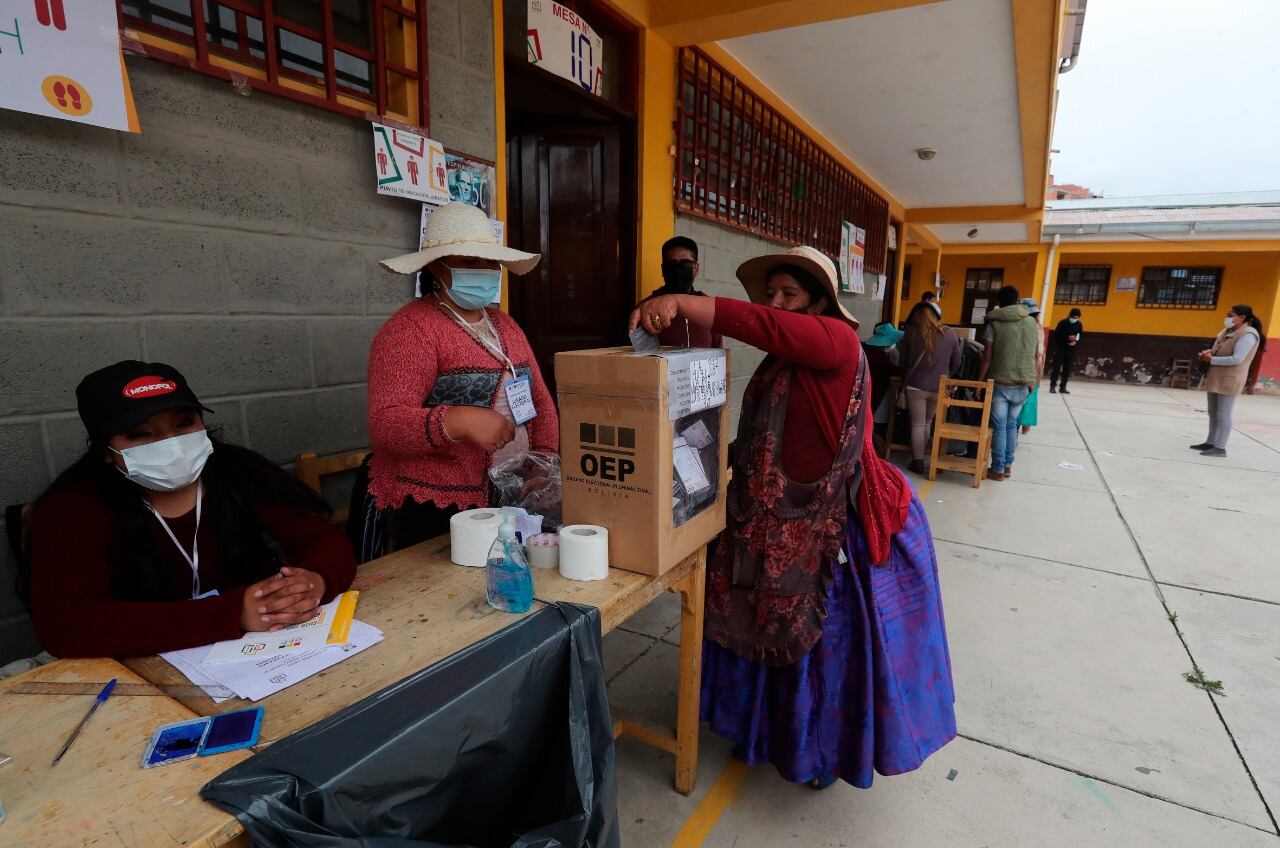  Una mujer aimara vota en La Paz en a segunda vuelta de las elecciones regionales. 