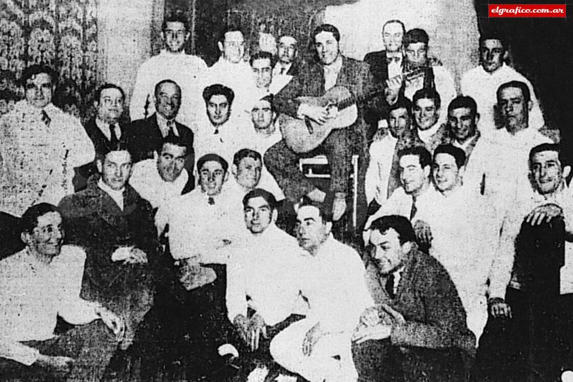Gardel junto a la selección de los años 30.