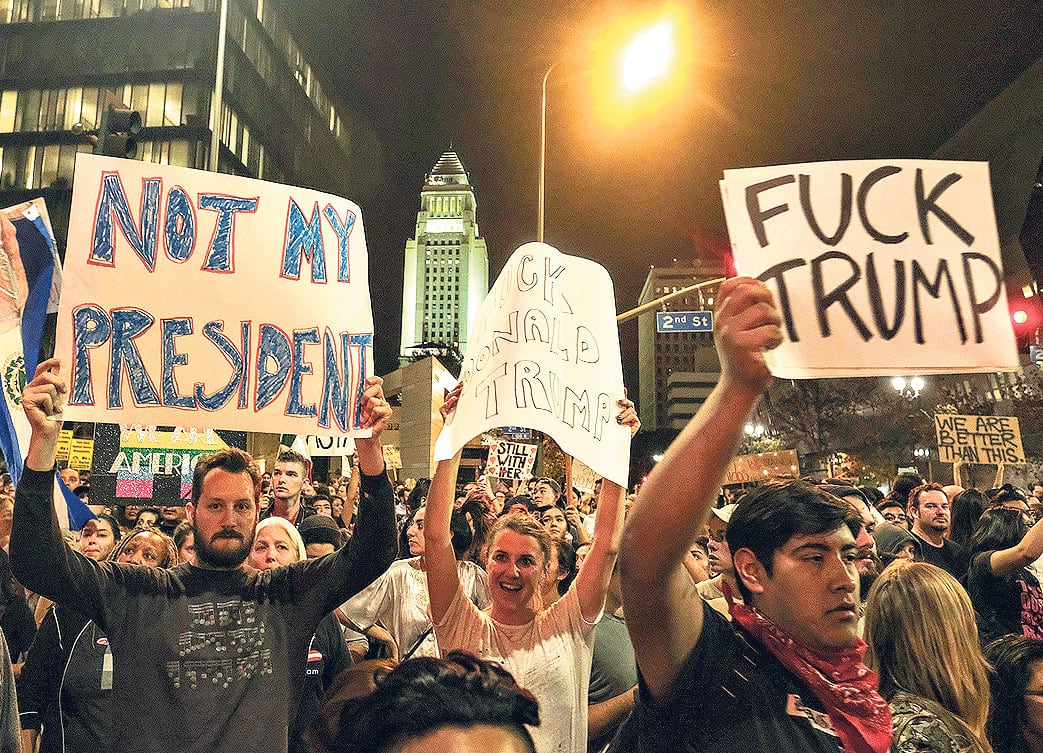 En Los Angeles hubo protestas y vigilias, que terminaron con violentos choques con la policía.