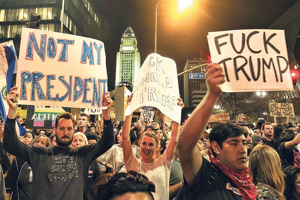 En Los Angeles hubo protestas y vigilias, que terminaron con violentos choques con la policía.