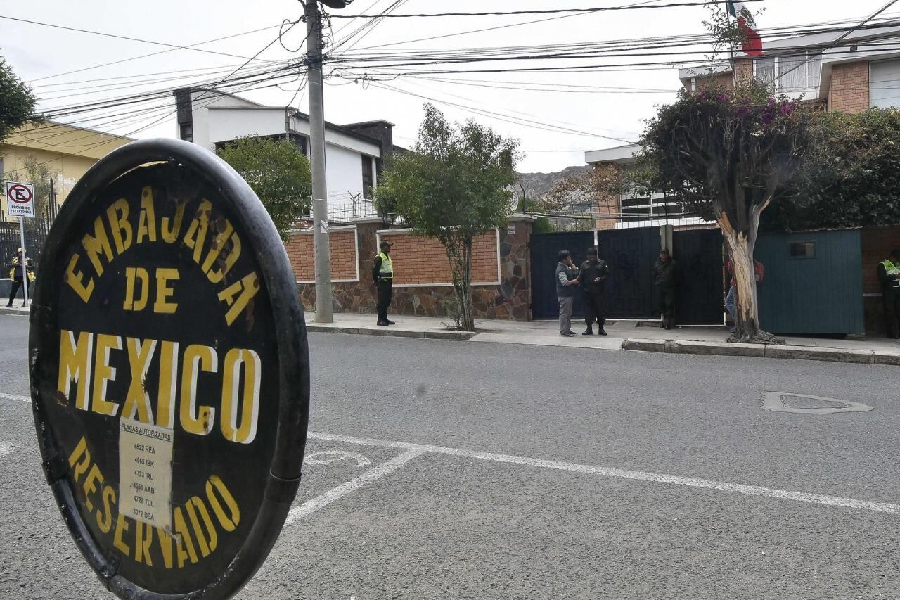 La embajada de México en La Paz, donde se encuentran asilados los ex funcionarios bolivianos.