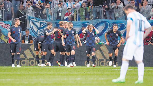 Festejo del diez croata, Modric, ante la impotencia de Messi.