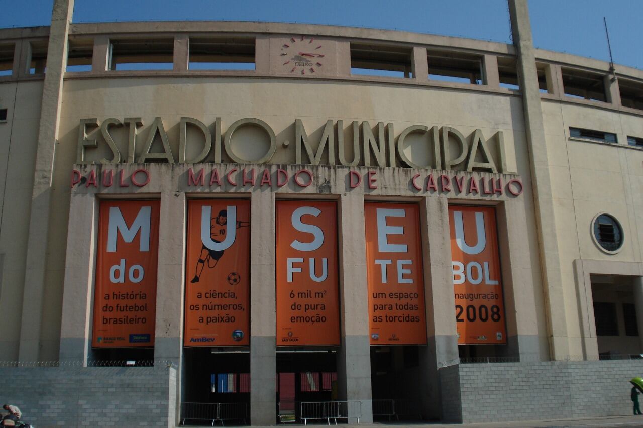 La entrada de ingreso del museo del fútbol en el Pacaembú.