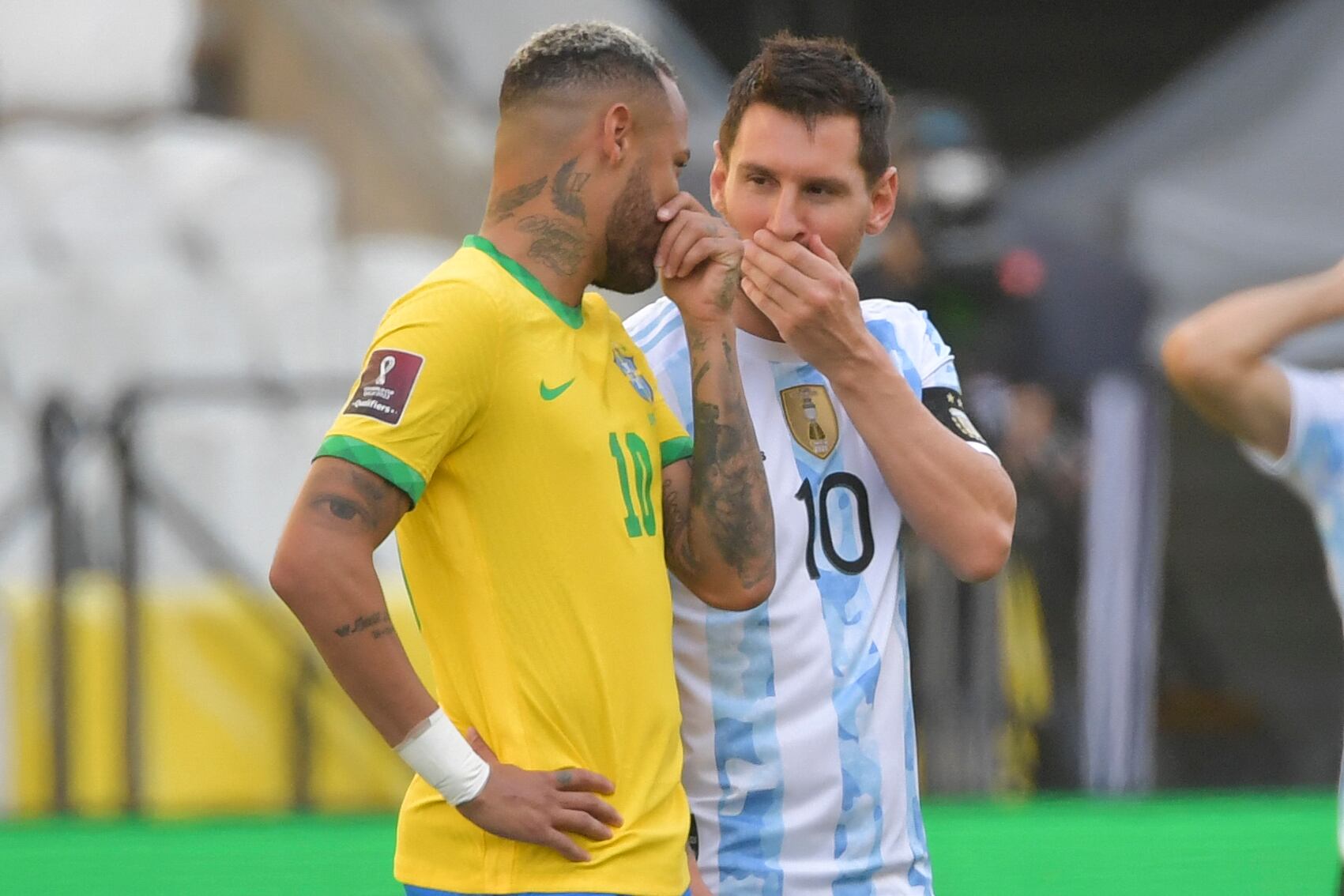 Neymar y Lionel Messi durante el partido de la polémica