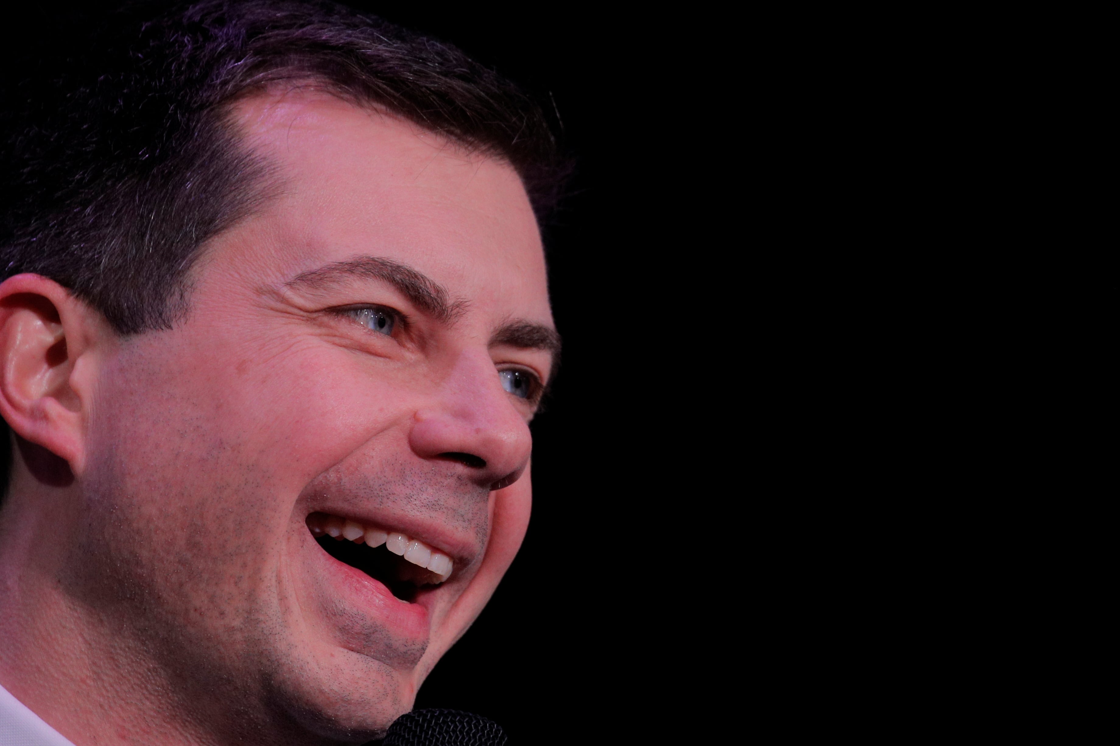 Buttigieg fue servicio de inteligencia de la Armada entre 2009 y 2017