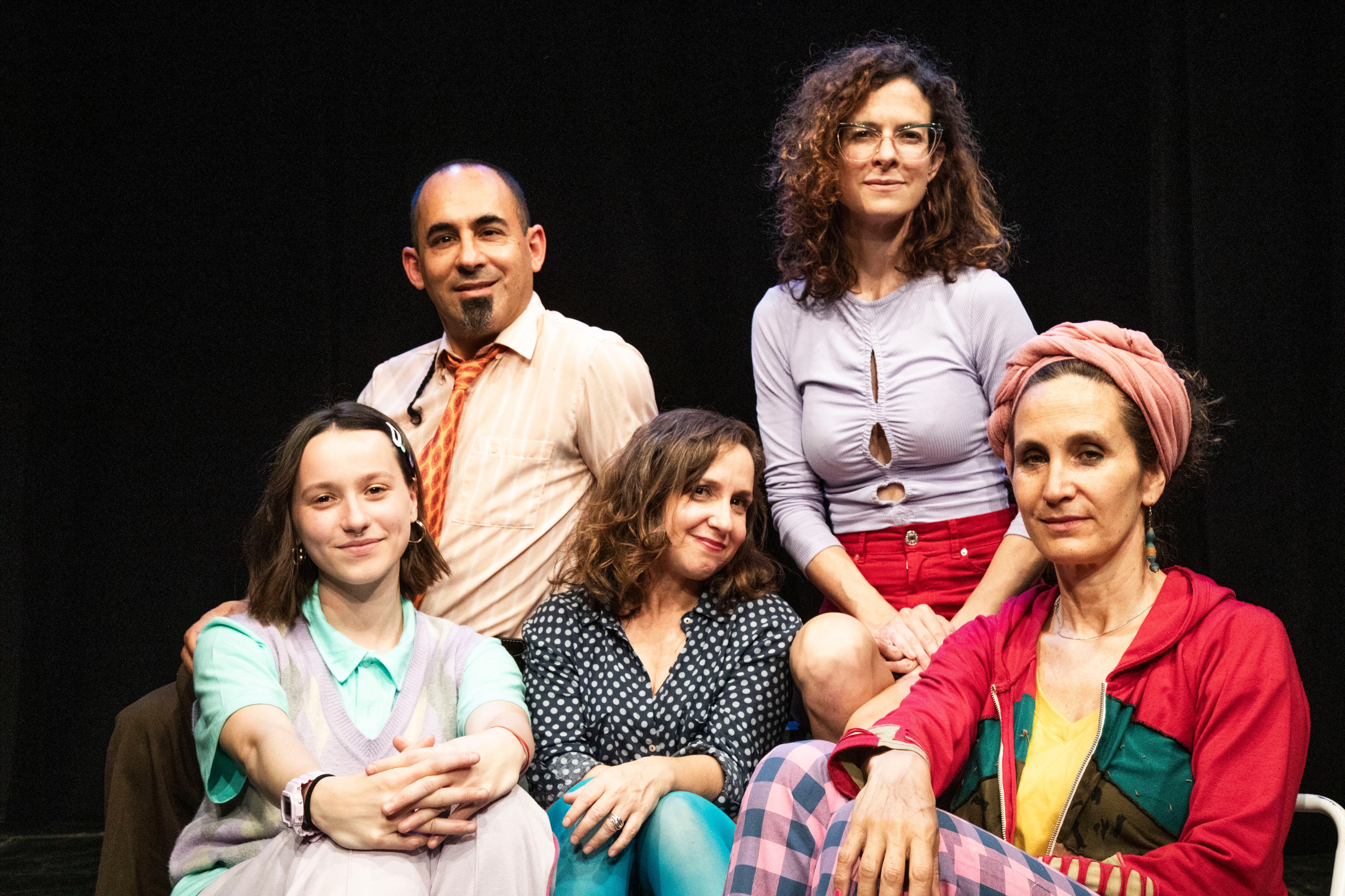 El elenco completo de Marcela contra la máquina, de Mariana Chaud. 