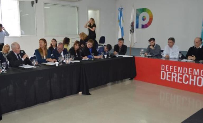La reunión en Adpra confrontó a funcionarios de Desarrollo Social con los ombudsmen.