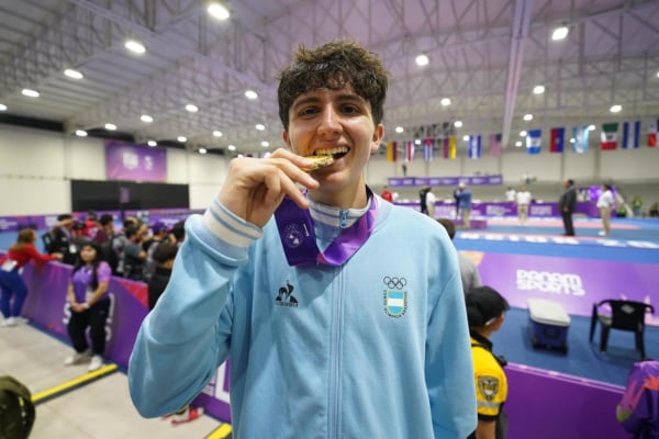 Espínola muerde la medalla de oro