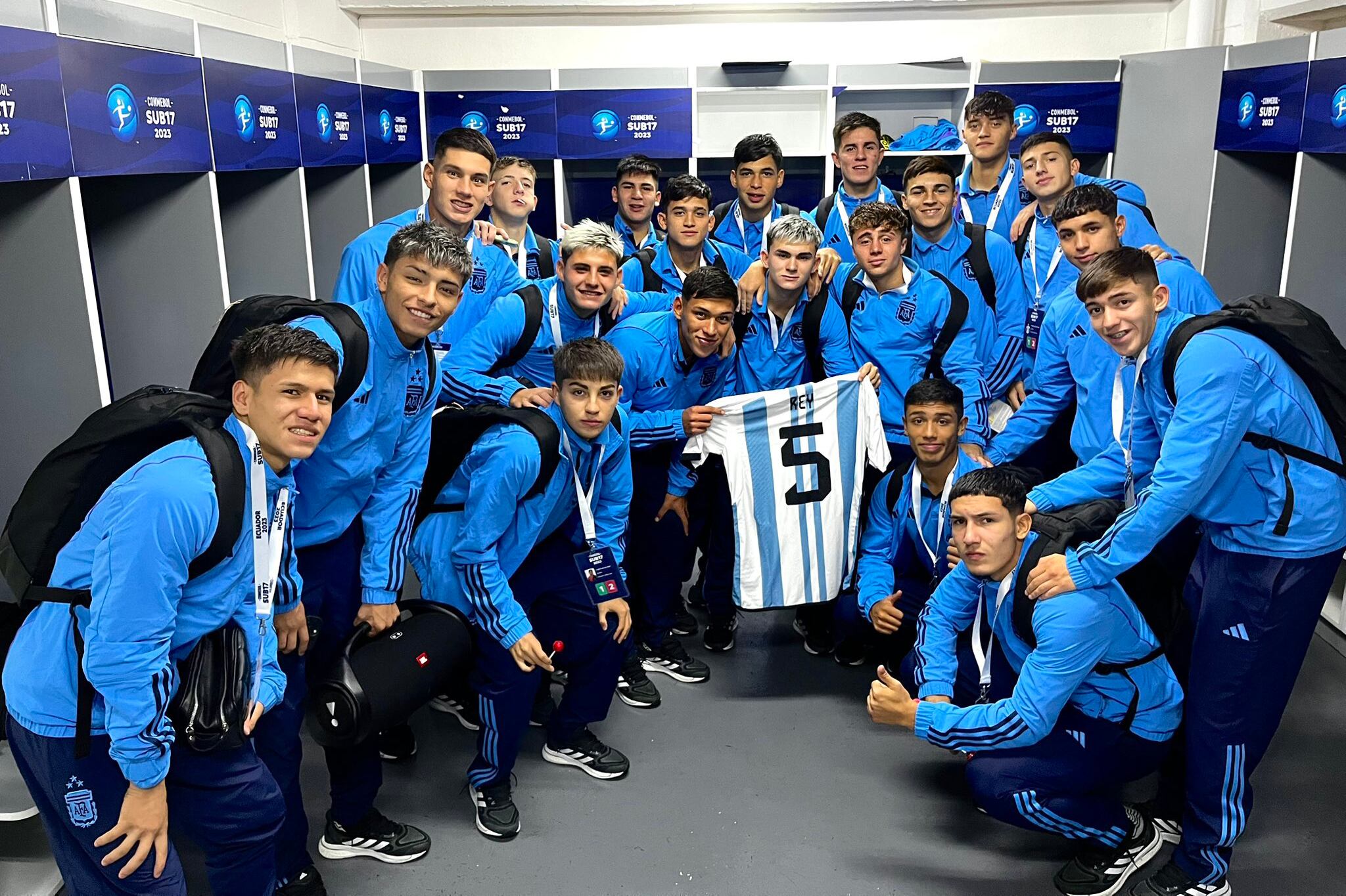 El plantel Sub 17 con la camiseta de Camilo Rey Domenech (Boca), quien se fracturó en la primera fecha del Sudamericano
