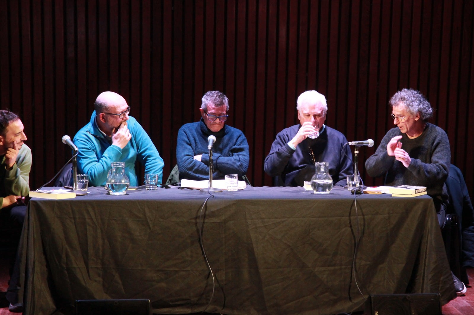 En la mesa no pudo evitarse la referencia a "Lo bien que vendrían ahora sus 'Llamadas internacionales'".
