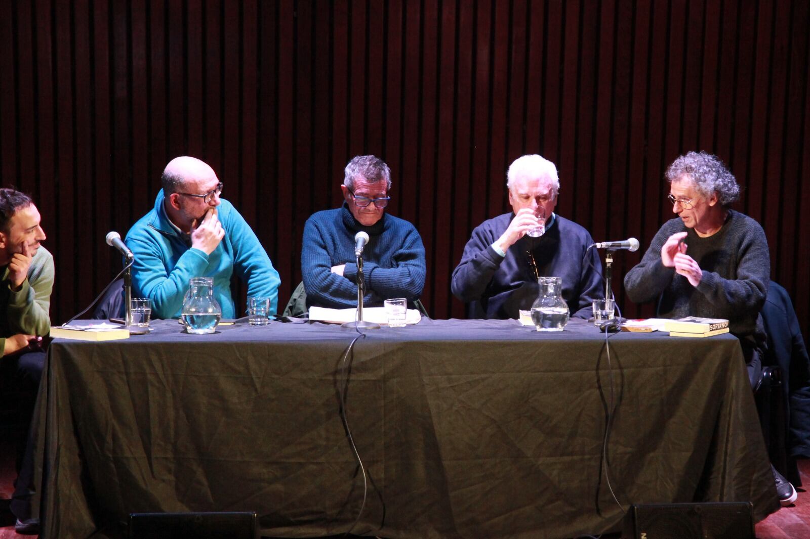 En la mesa no pudo evitarse la referencia a "Lo bien que vendrían ahora sus 'Llamadas internacionales'".