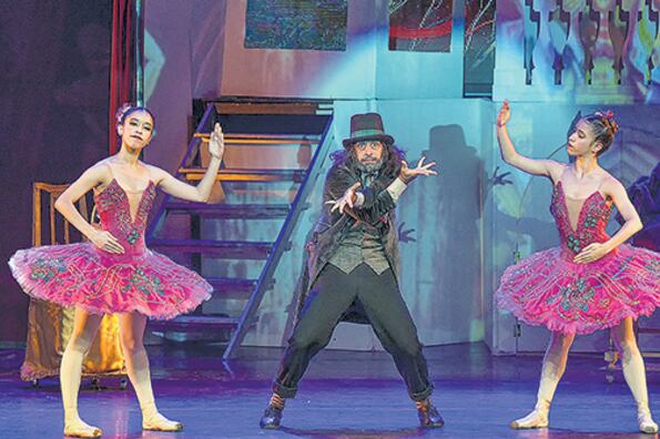 El ballet original fue estrenado en París en 1870, con música de Léo Delibes, basado en una obra de E. T. A. Hoffmann, El hombre de arena.