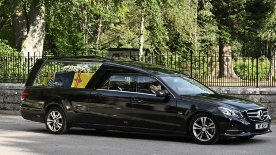 Se inició el traslado del cuerpo de Isabel II hacia Londres.