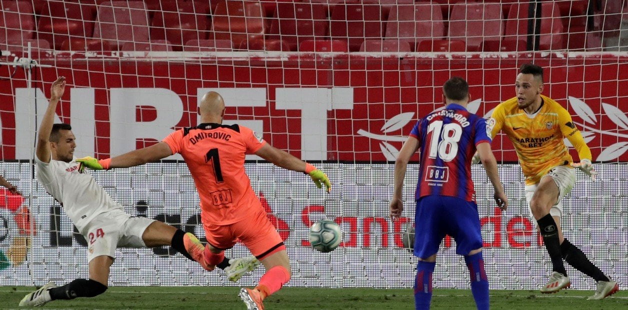 Ocampos, eventual arquero con buzo amarillo, salva la valla ante Dmitrovic.