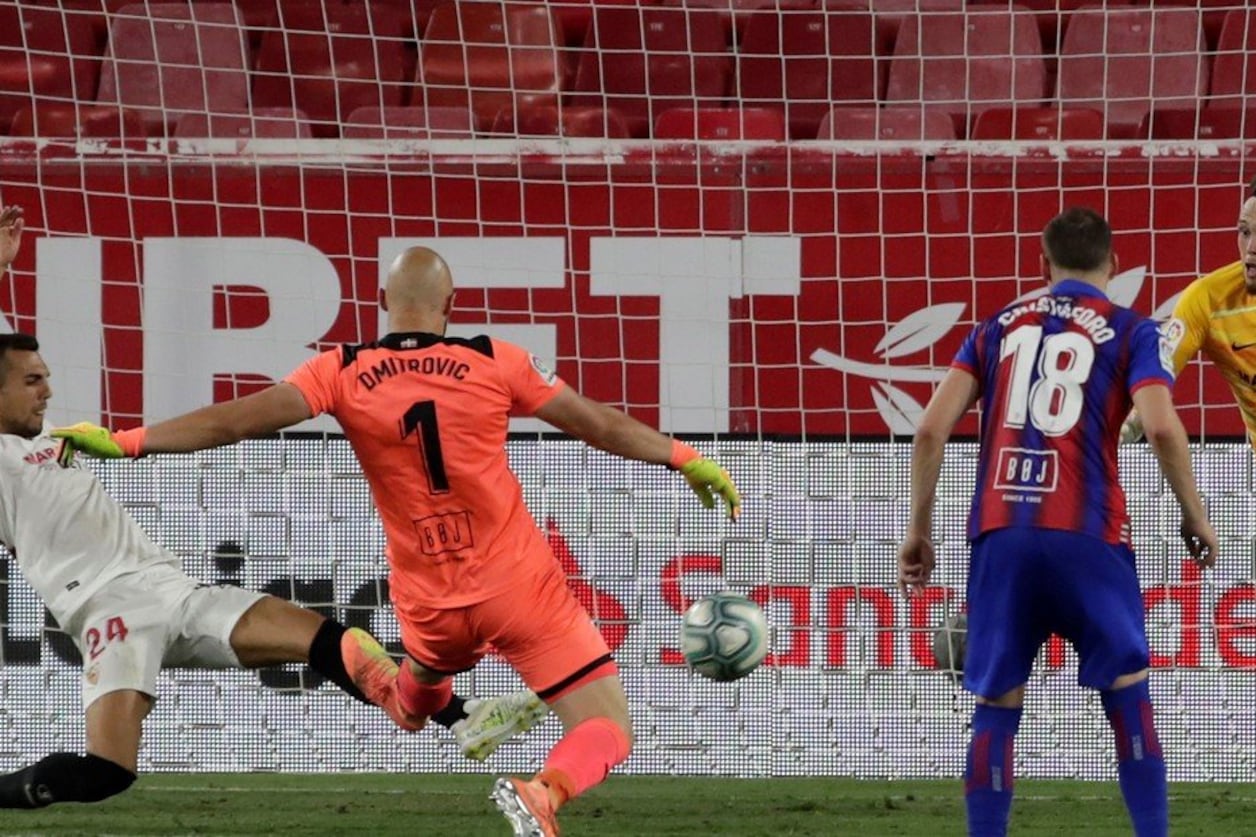 Ocampos, eventual arquero con buzo amarillo, salva la valla ante Dmitrovic.