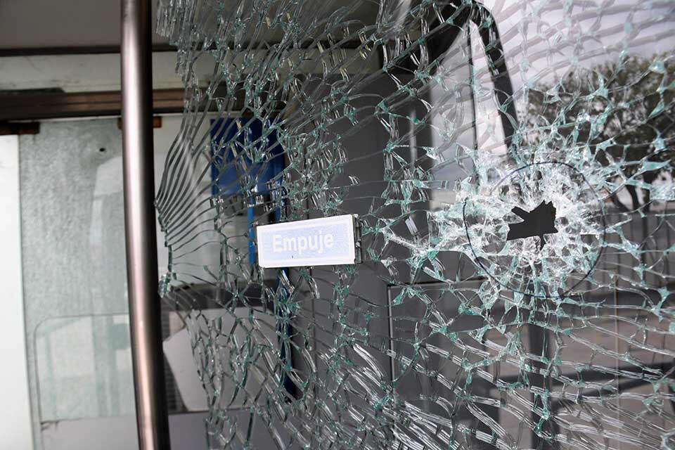 Los impactos de bala perforaron el blindex