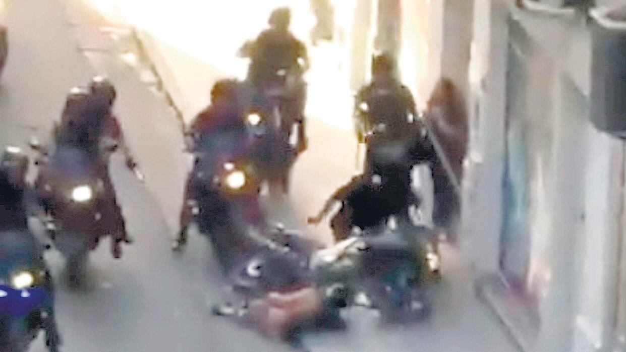 Durante la represión, un grupo de policías acorraló y uno de ellos atropelló al cartonero Alejandro Rosado.