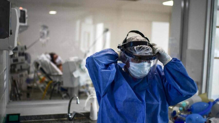 El diagnóstico de la neumonía bilateral se hace a través de una radiografía del tórax.