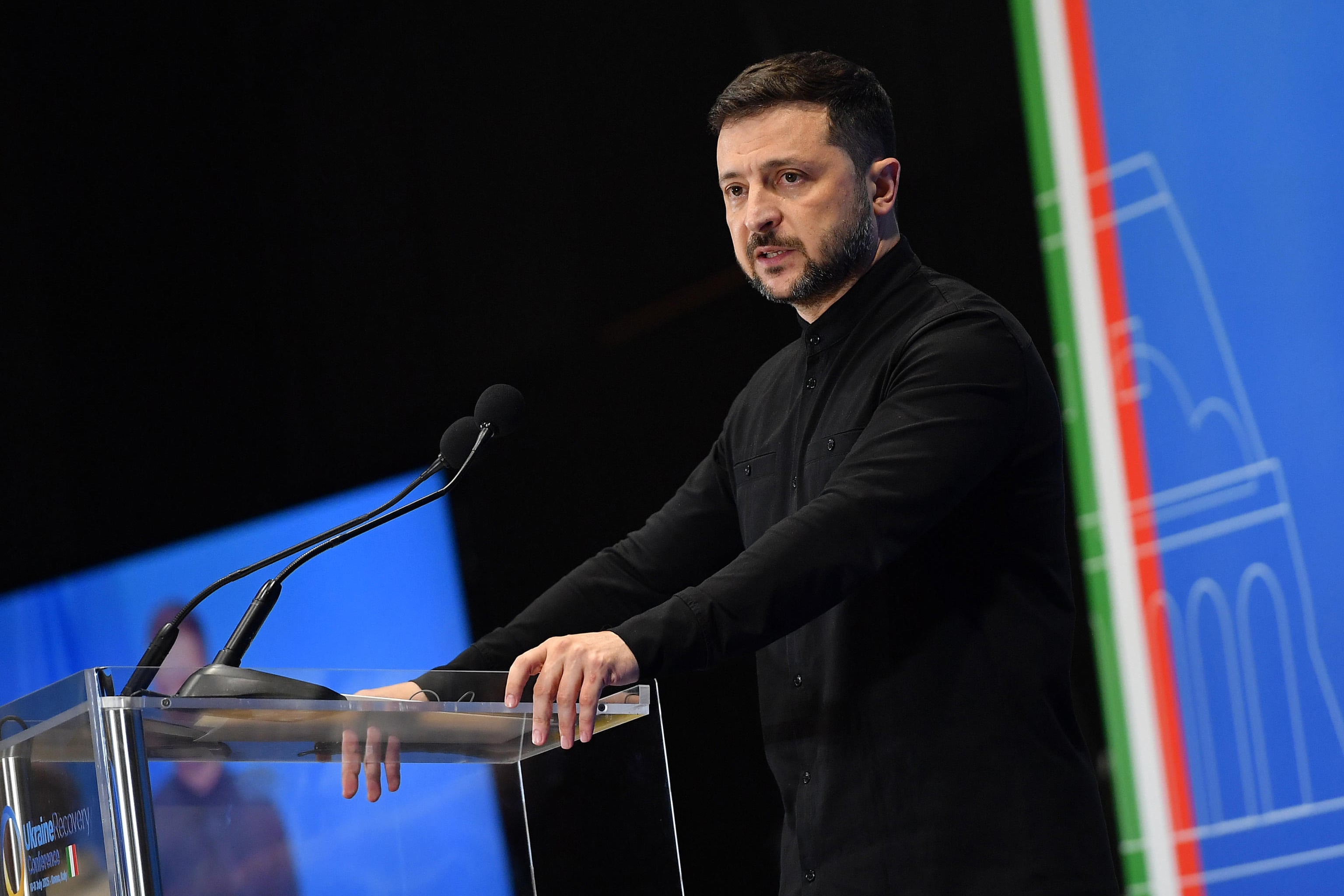 Zelenski da un discurso en la conferencia internacional de ayuda a Ucrania.