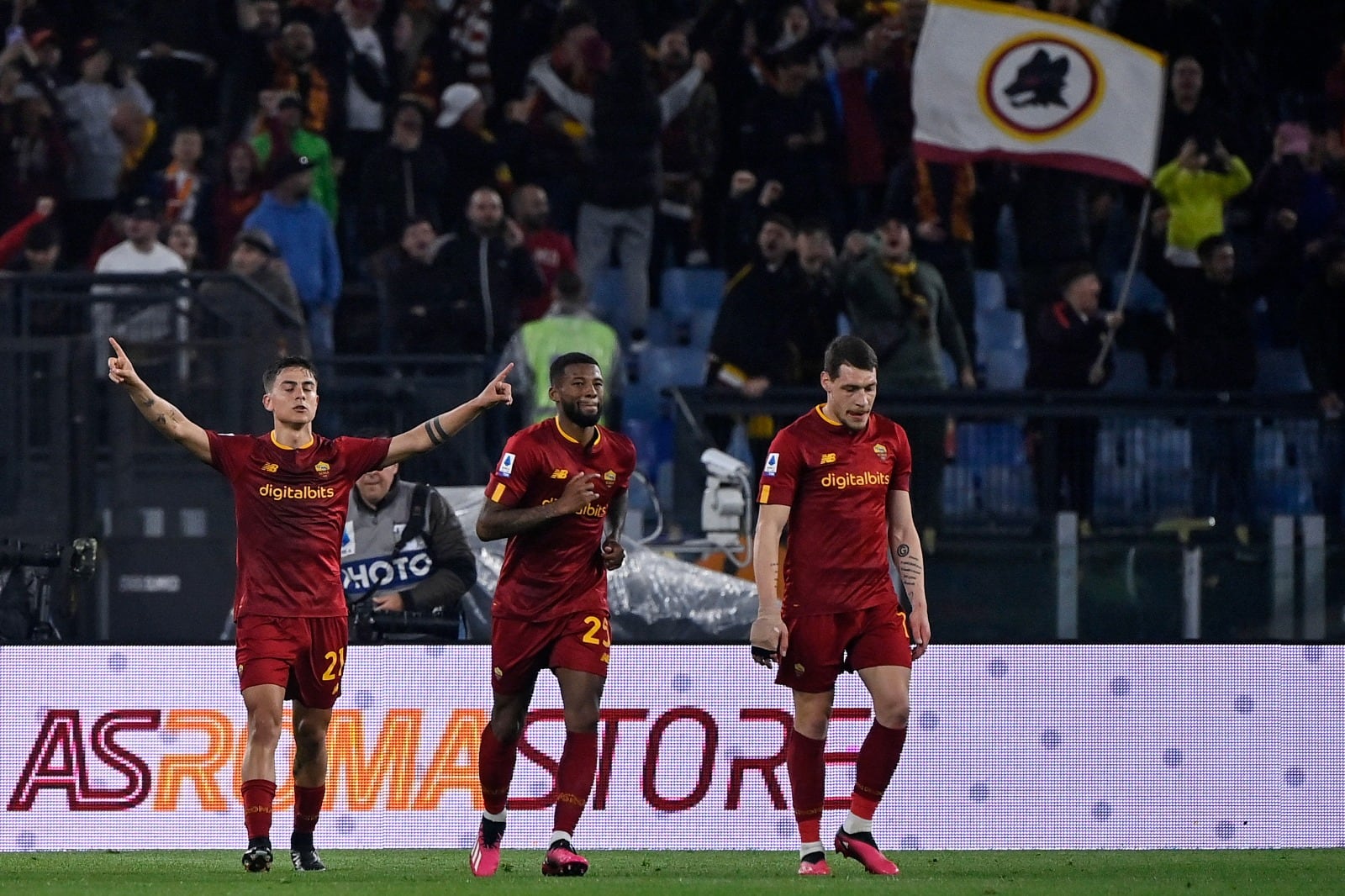 Tras marcar su tanto, Dybala levanta los brazos