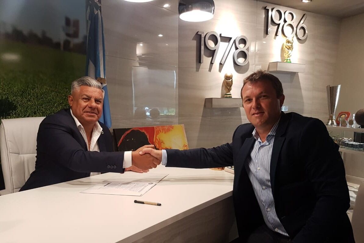 Bernardo Romeo suscribió su contrato con el presidente de la AFA, Claudio Tapia.