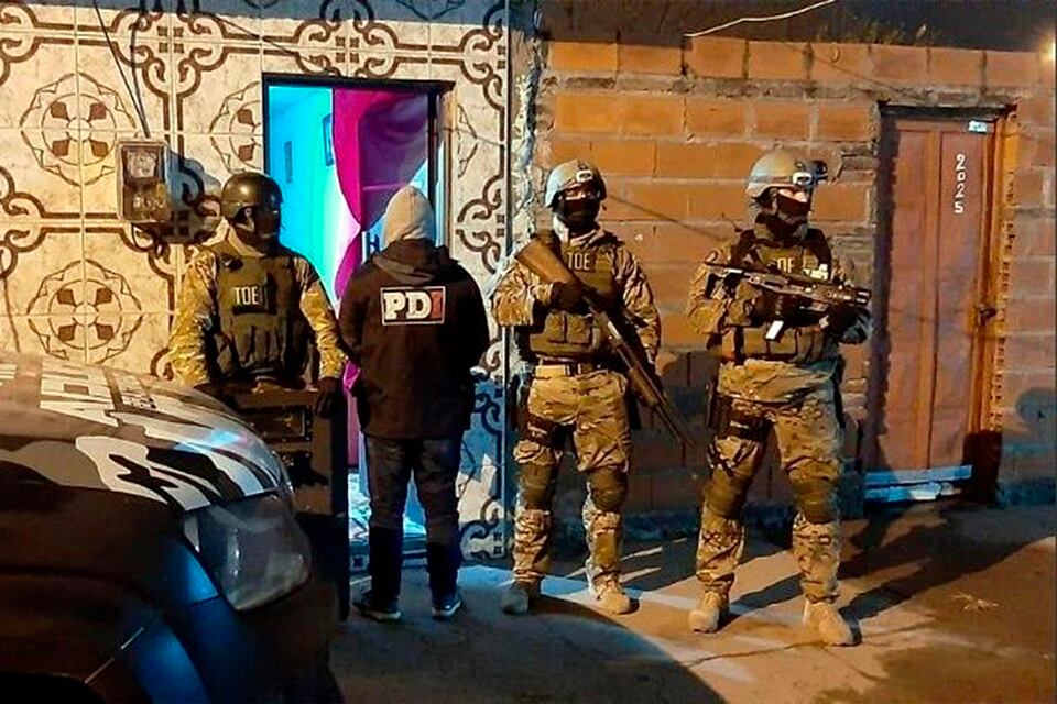 En los allanamientos se encontraron armas y drogas