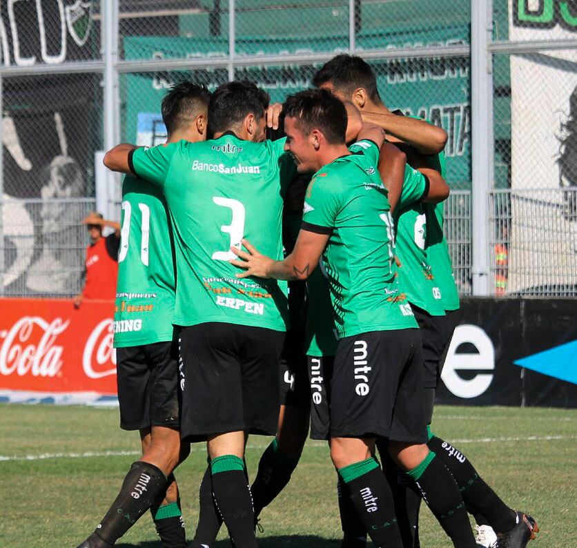 El festejo del primer gol de San Martín.