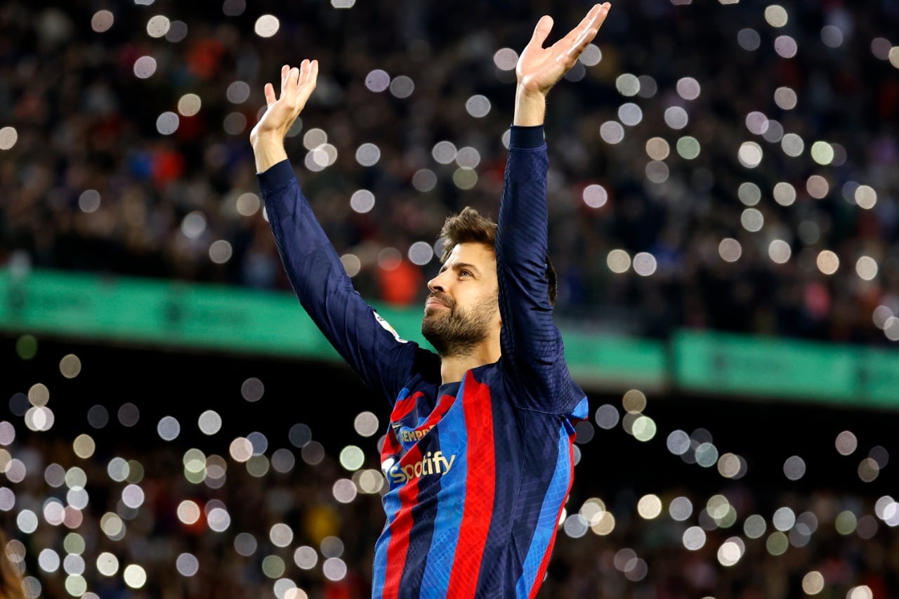 Piqué saluda a los hinchas en el partido de su despedida