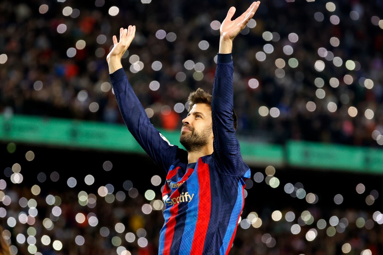 Piqué saluda a los hinchas en el partido de su despedida