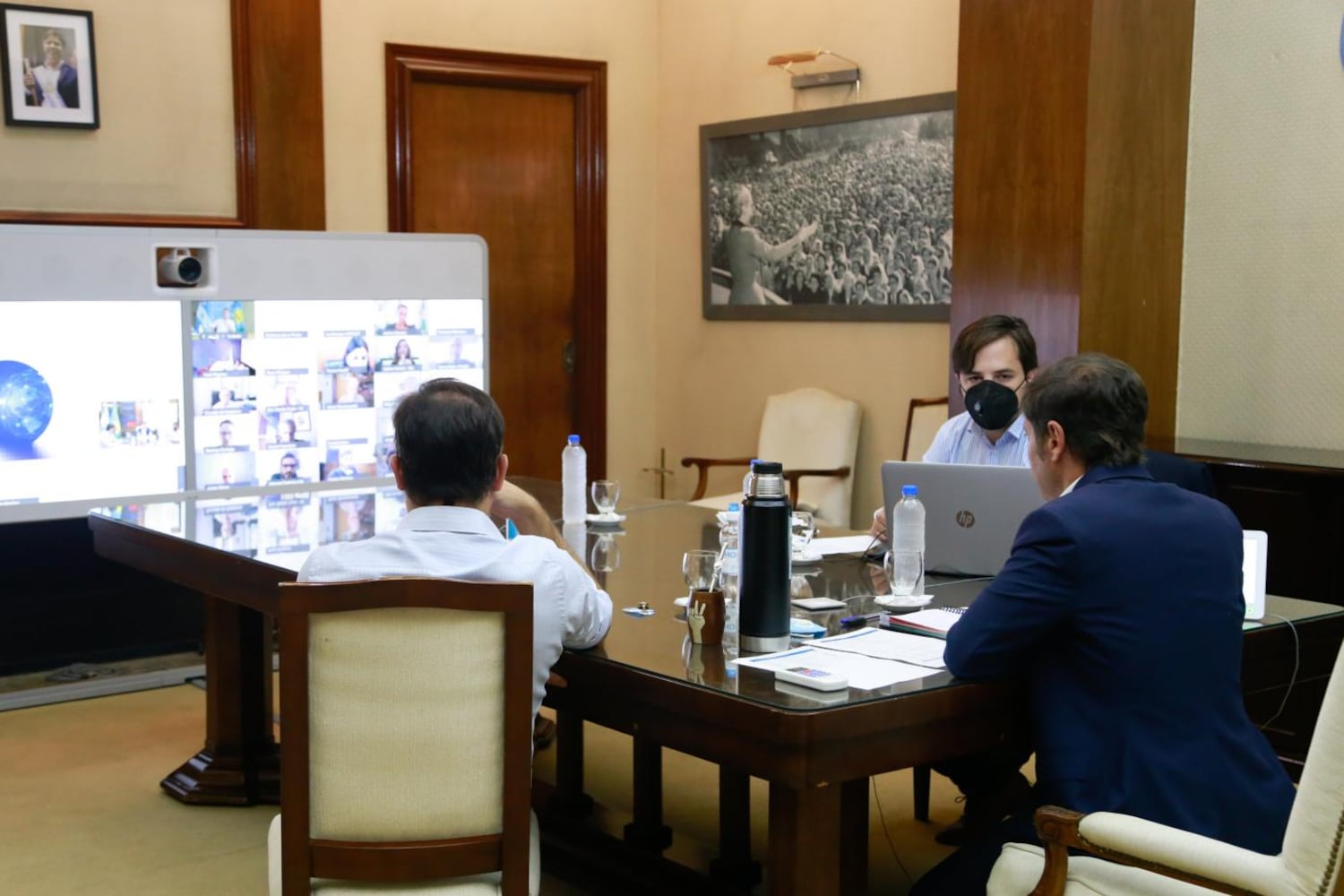 Axel Kicillof recibe la opinión de los expertos.