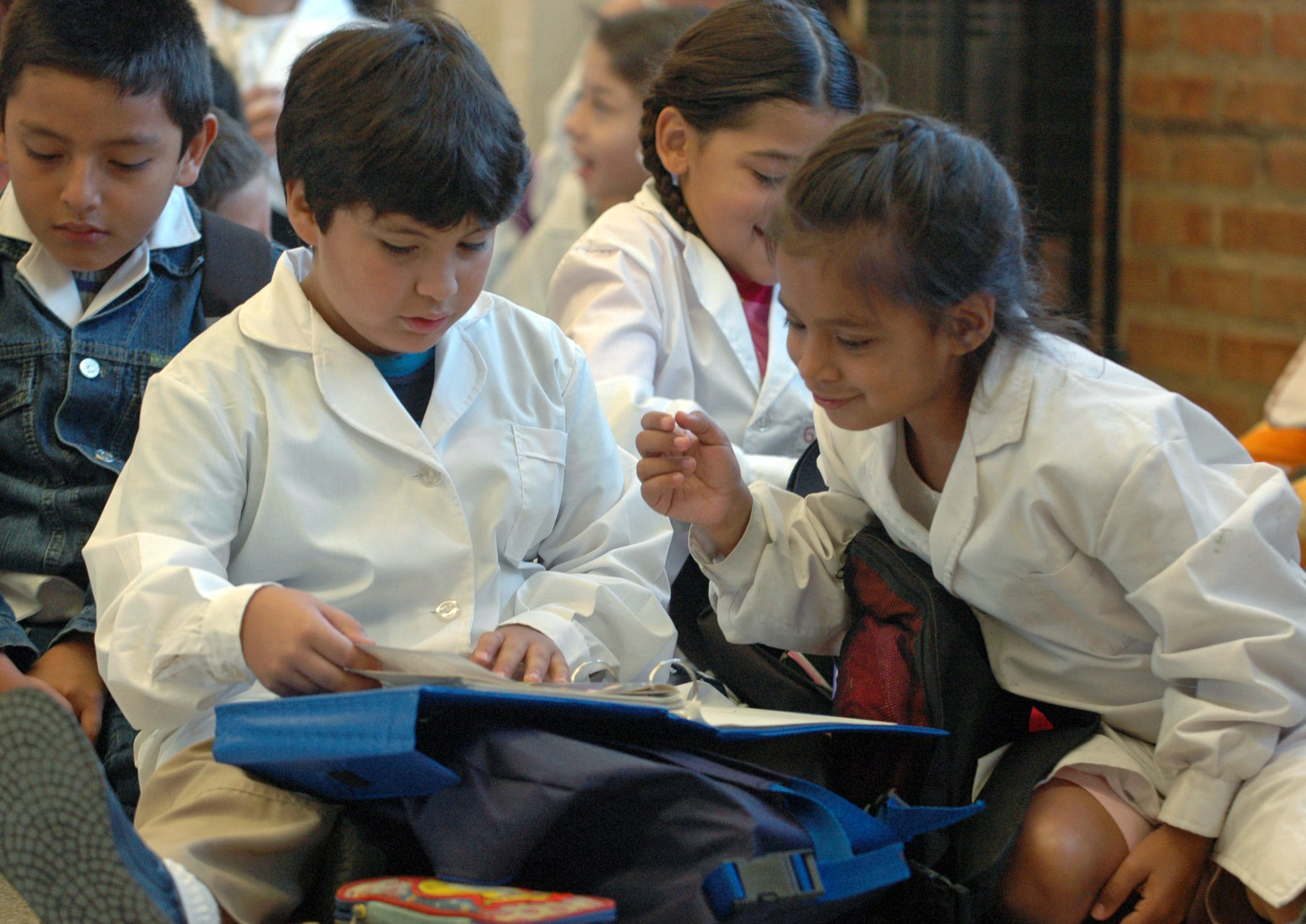 BAIRES, MARZO 6: Alumnos de una escuela primaria del barrio porteÒo de La Boca hoy durante su primer dia de clases.