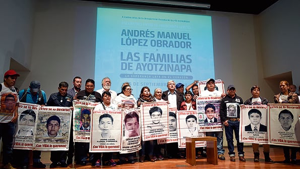 López Obrador se reunió con los familiares de los normalistas desaparecidos hace cuatro años.