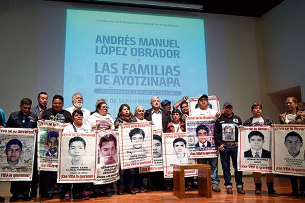 López Obrador se reunió con los familiares de los normalistas desaparecidos hace cuatro años.