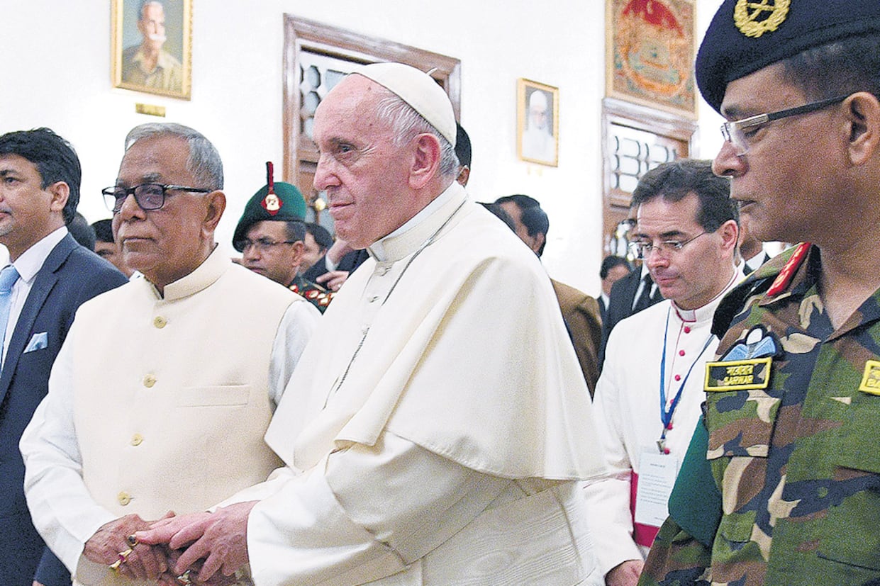El Papa sostiene la mano del presidente de Bangladesh, Abdul Hamid, en Daca.