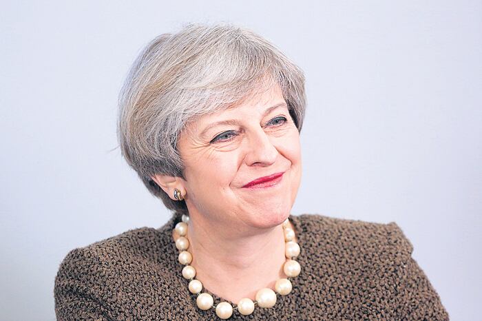 La líder conservadora se mantiene fiel a su propio calendario pese a las presiones.