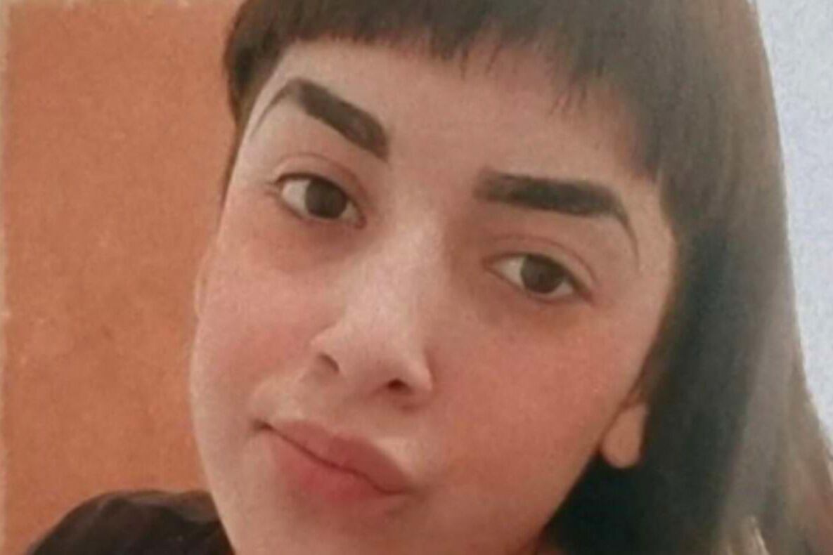  La adolescente es de contextura delgada, tiene ojos marrones, cabello negro y mide 1,60.