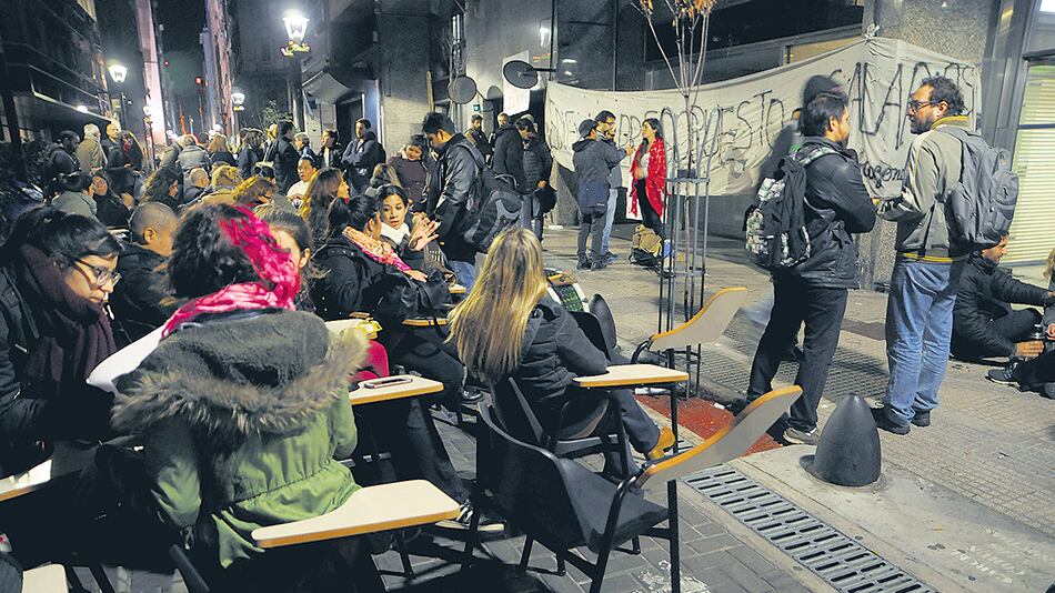 Rectores, docentes y alumnos reclaman que el Gobierno regularice el financiamiento universitario.