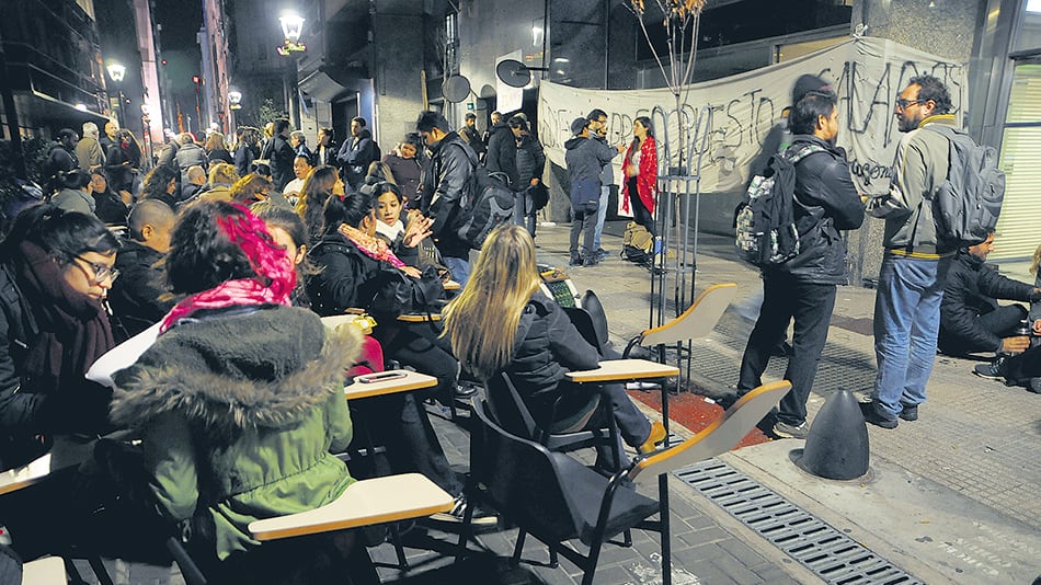 Rectores, docentes y alumnos reclaman que el Gobierno regularice el financiamiento universitario.