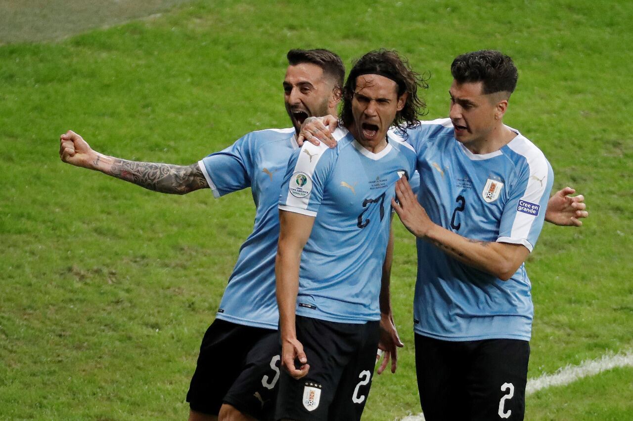 Los compañeros de Cavani en Uruguay respaldaron a su compañero.