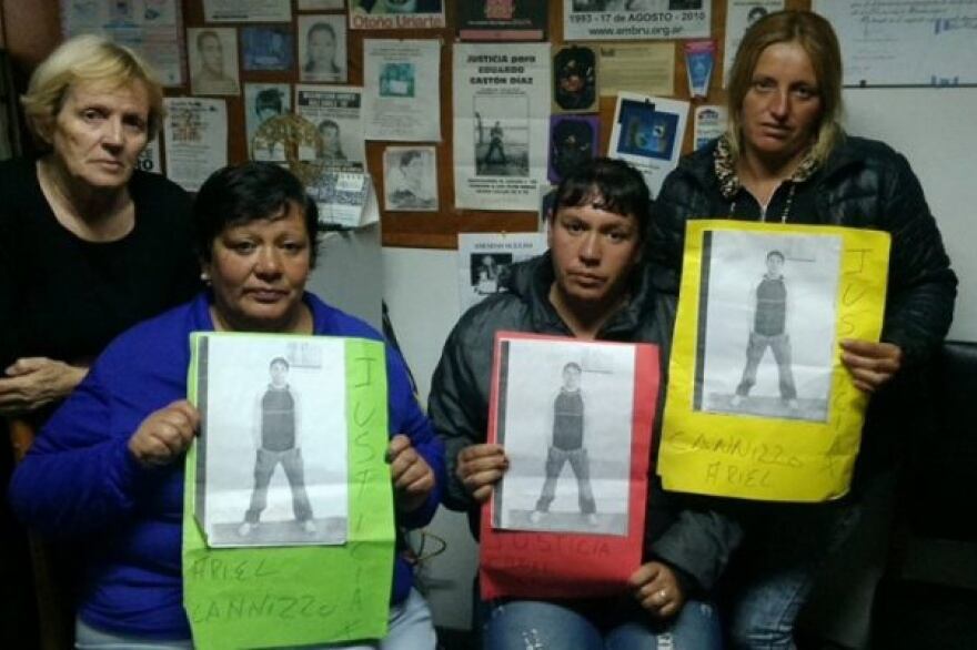 Mónica Yllescas (izq. debajo) y Rosa Bru (izq. arriba) impulsaron el reclamo de justicia por Ariel.