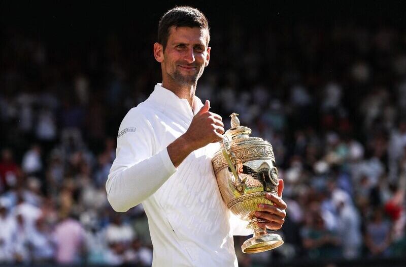 Novak Djokovic con el trofeo de Wimbledon 2022.