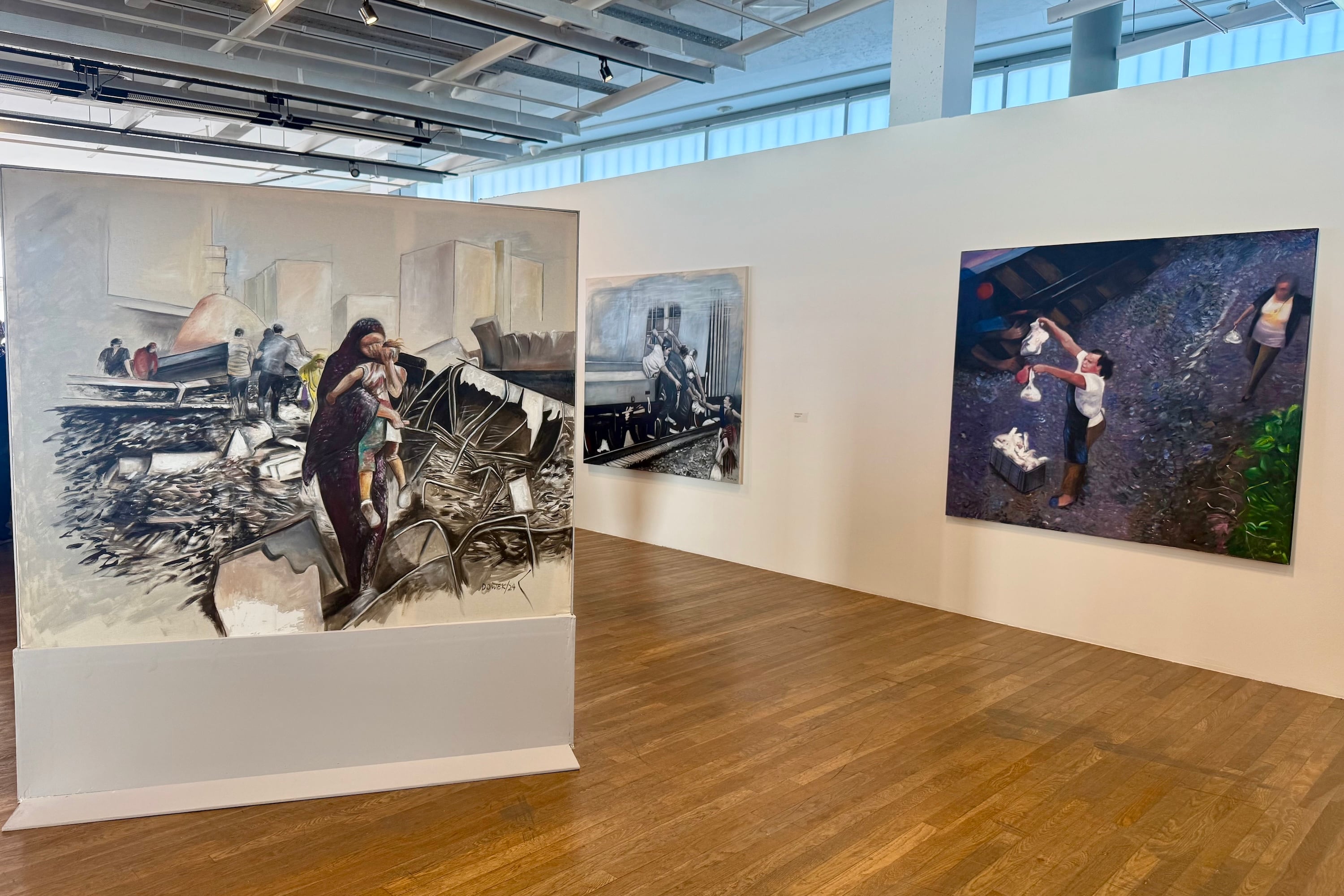 Vista parcial de la muestra de Diana Dowek. Abajo: Detalle de la muestra de León Ferrari.