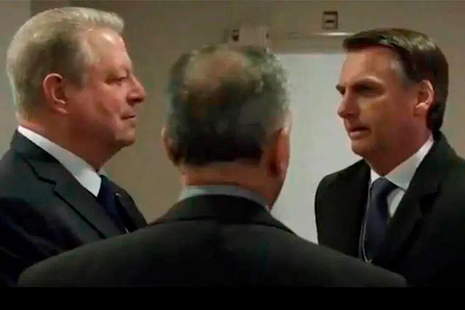 Cptura de video del diáogo entre Gore (izq.) y Bolsonaro.