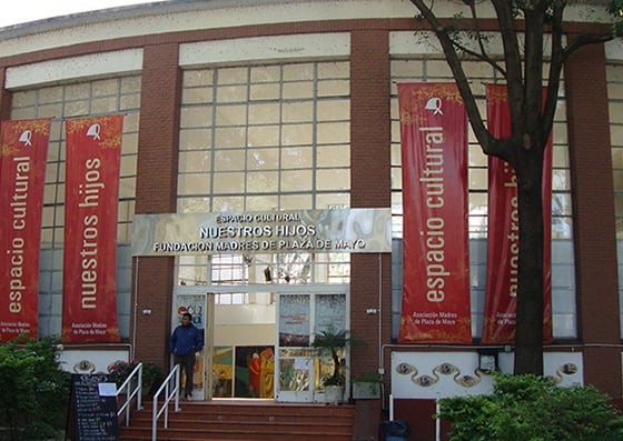 “Se acercó a nuestra mesa y nos dijo que había filmado nuestras caras y compartido las imágenes en los chats del Liceo Militar”, relataron desde la institución.