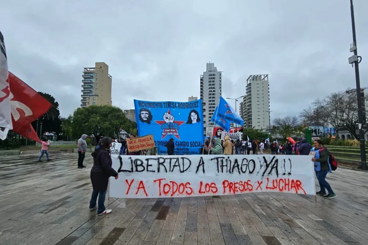Algunos asistentes a la marcha se reunieron en la plaza Grigera de Lomas.