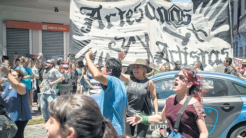 Desde hace cuatro domingos, en San Telmo los artesanos no pueden montar sus puestos.