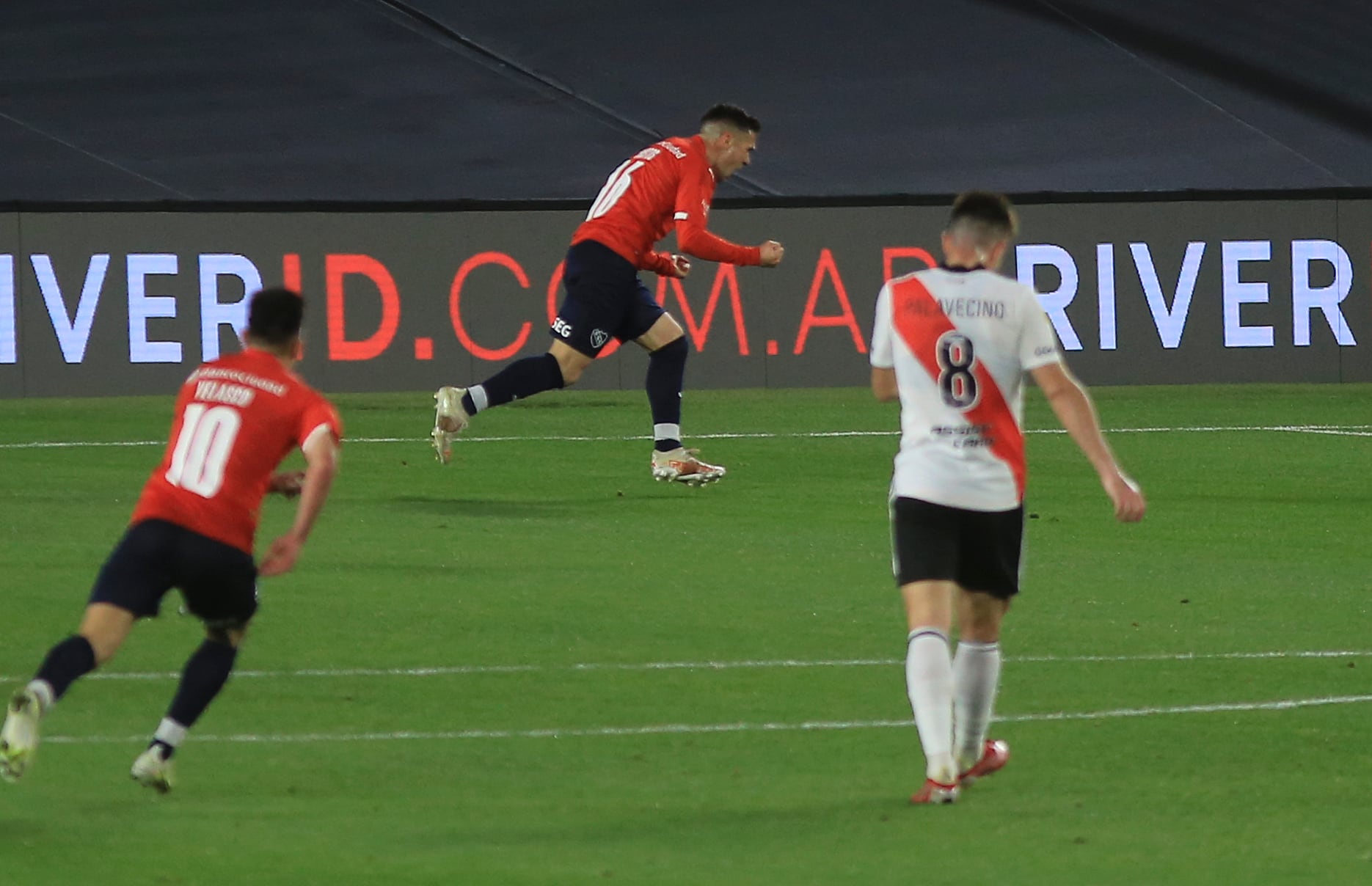 Bustos festeja el gol del 1 a 1 ante River en septiembre pasado