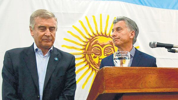 Mauricio Macri y el ex ministro de Comunicaciones Oscar Aguad.