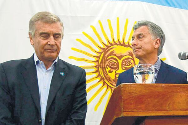 Mauricio Macri y el ex ministro de Comunicaciones Oscar Aguad.